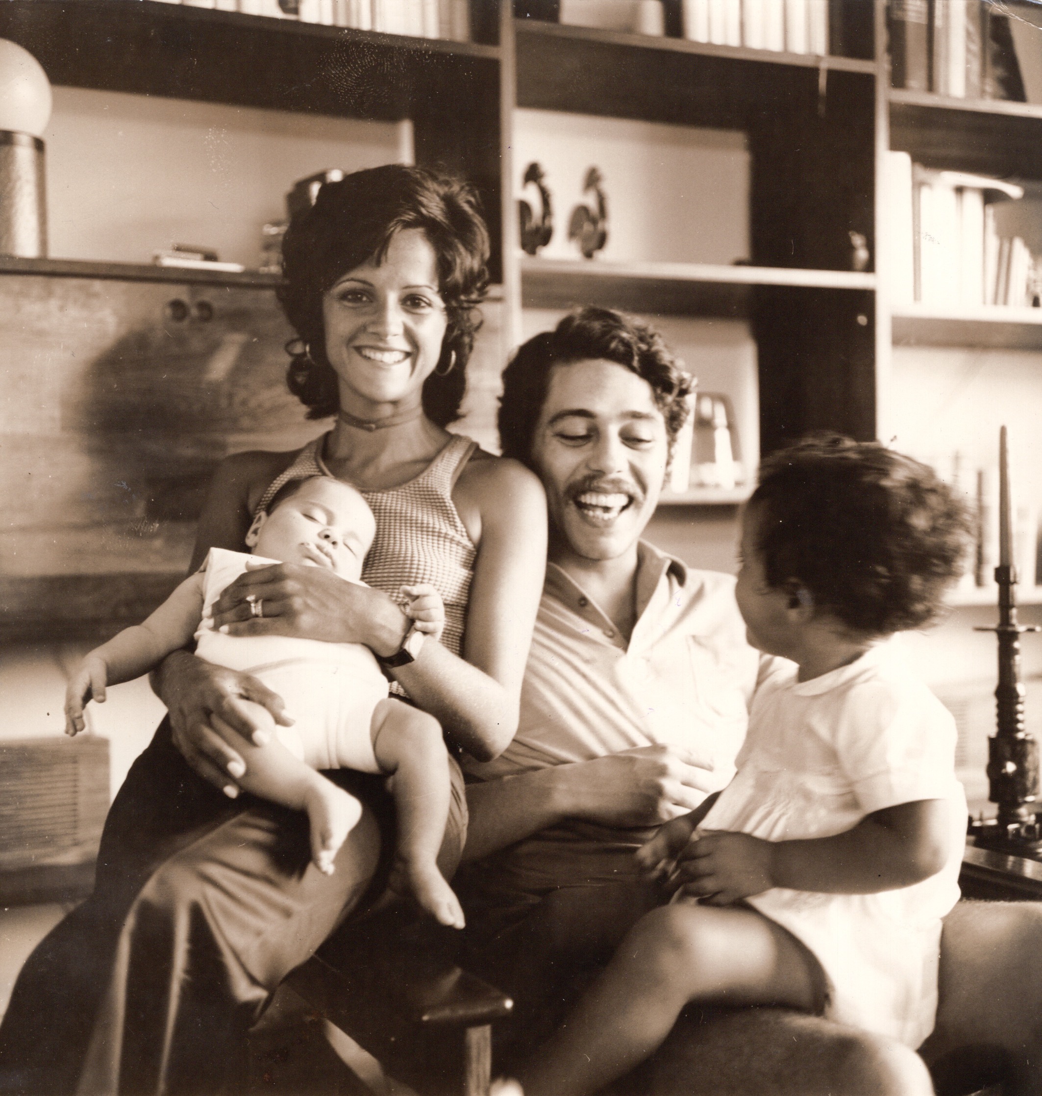 FOTO DE MARIETA SEVERO E CHICO BUARQUE COM SUAS FILHAS PEQUENAS FOTO DE MARIETA SEVERO E CHICO BUARQUE COM SUAS FILHAS PEQUENAS