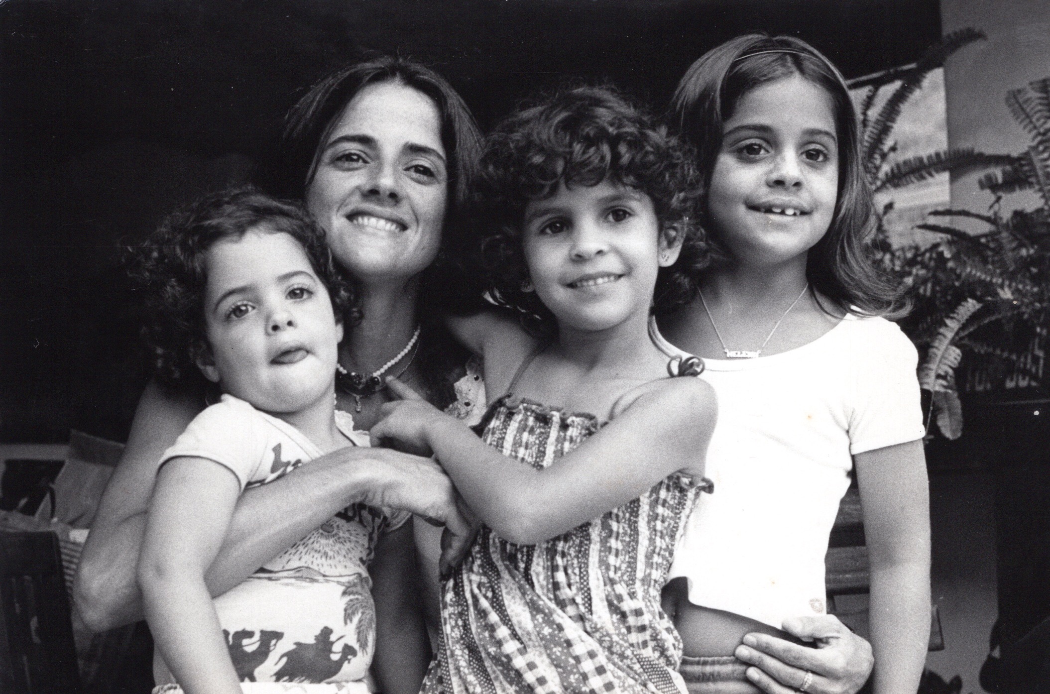 FOTO DE MARIETA SEVERO COM SUAS FILHAS, LUISA E HELENA BUARQUE DE HOLANDA E JANAÍNA DINIZ, AINDA